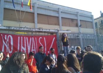 In foto il gruppo che ha bloccato l'ingresso all'Istituto e alcuni studenti.