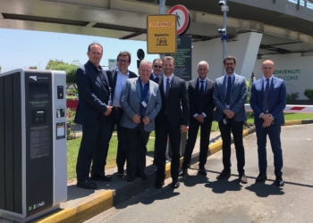 a dx Dante Antognoni (Telepass Pay), Nico Torrisi (SAC), Franco Oliva (HUB Parking), dirigenti SAC e Telepass e l'amministratore di SAC Service Giuseppe Interdonato.​