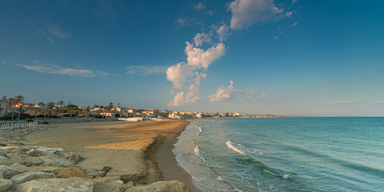 tramonto sulla spiaggia a marina di ragusa