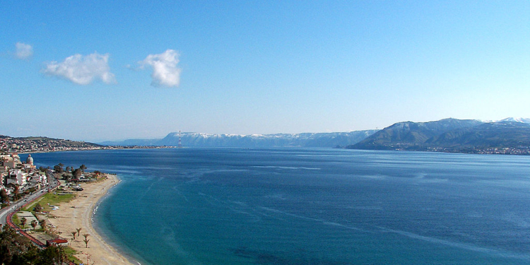 stretto di messina sicilia italia