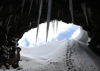 La grotta del gelo sull'Etna.