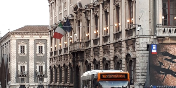 via etnea turisti autobus amt catania