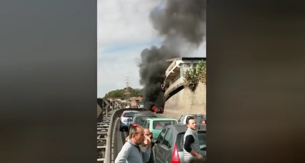 ULTIM’ORA – Auto in fiamme sulla Catania-Paternò: traffico bloccato