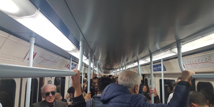 metro affollata