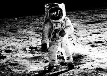 Grazie alla missione Apollo 11,  Neil Armstrong scende sulla Luna.