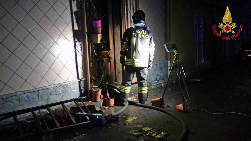 Incendio in una casa nel catanese: uomo muore asfissiato