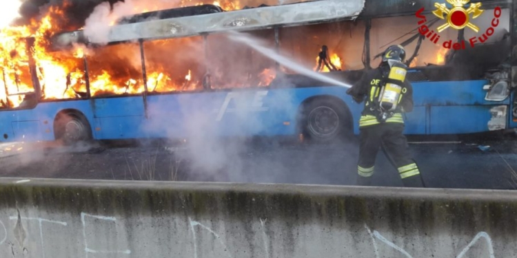 piano tavola bus fiamme