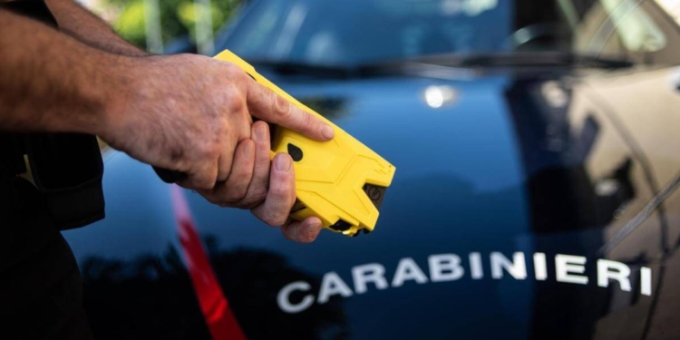 taser pistola elettrica carabinieri lapresse 2019