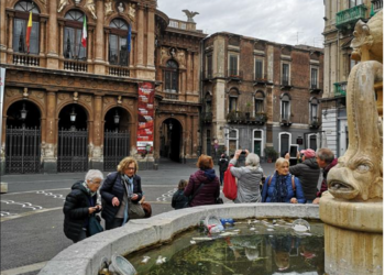 Indignazione dei turisti prima della pulizia della fontana