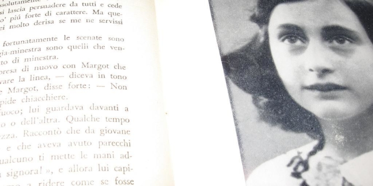 maestra sospesa maltrattamenti anna frank