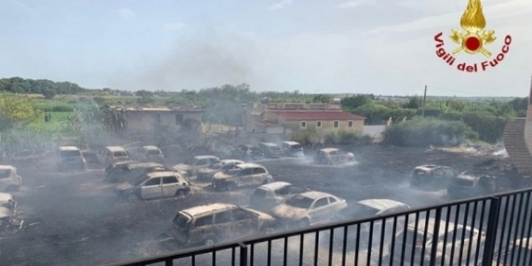 incendio eloro siracusa auto fiamme