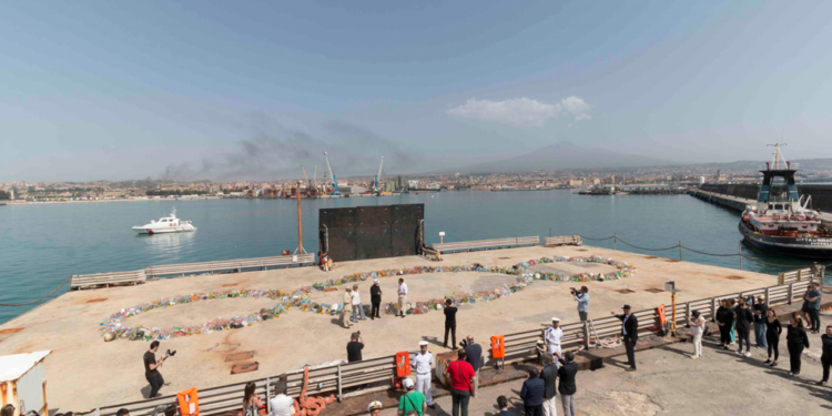 catania terzo paradiso plastica riciclata pistoletto