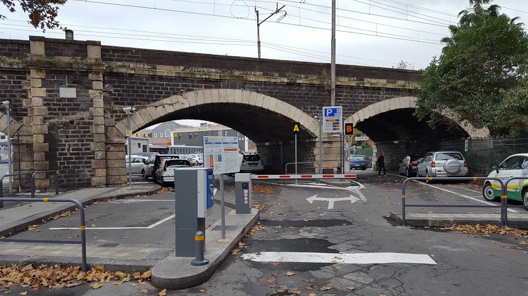 Parcheggiatori abusivi a piazza Alcalà: “Perché pagare due volte?”