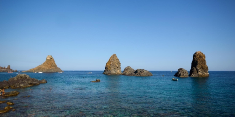 acitrezza spiaggia catania