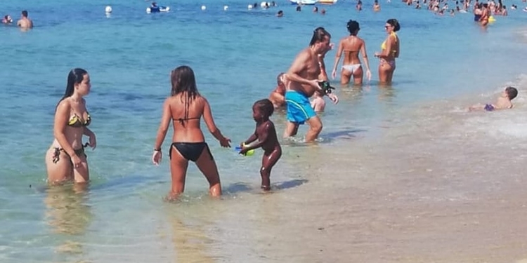 mamma ambulante bambina spiaggia