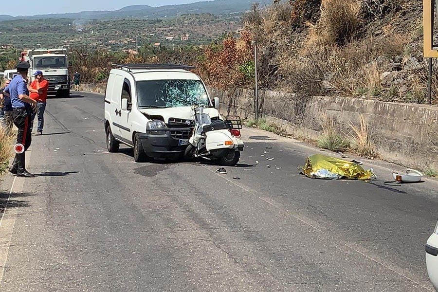 Tragedia nel catanese: muore 17enne in incidente Vespa-furgone