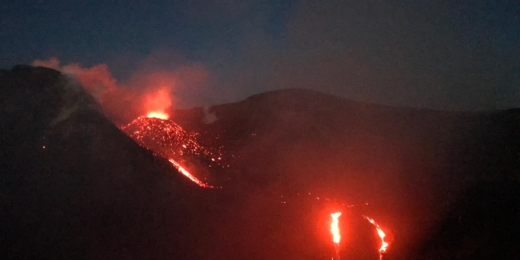 etna eruzione cratere voragine