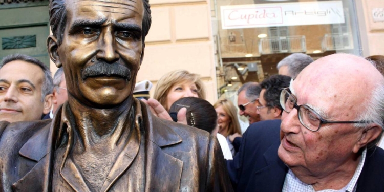 camilleri montalbano statua via roma