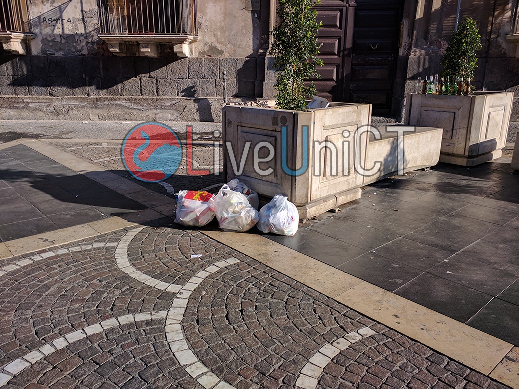 Catania, degrado in piazza Teatro: bottiglie e spazzatura tra i “postumi” del weekend