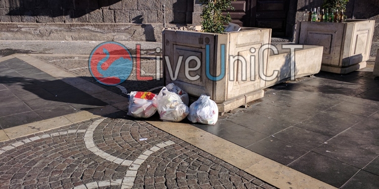 piazza teatro degrado lunedì mattina