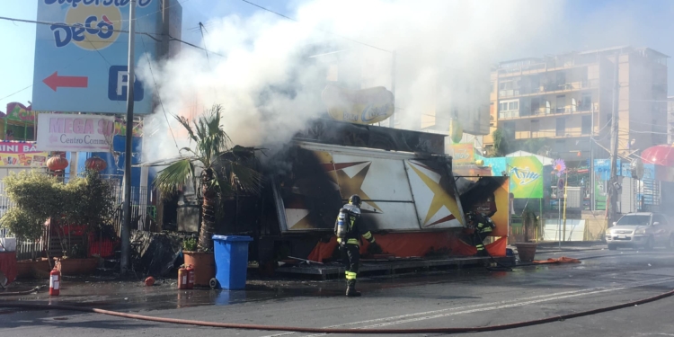 incendio catania camion panini