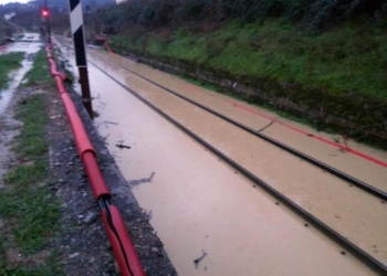 A causa delle intense piogge che hanno allagato la sede ferroviaria nei pressi di Serravalle Pistoiese, la circolazione dei treni è stata interrotta tra Pistoia e Montecatini, 8 dicembre 2017.   ANSA/Ferrovie dello Stato Italiane SpA   +++ ANSA PROVIDES ACCESS TO THIS HANDOUT PHOTO TO BE USED SOLELY TO ILLUSTRATE NEWS REPORTING OR COMMENTARY ON THE FACTS OR EVENTS DEPICTED IN THIS IMAGE; NO ARCHIVING; NO LICENSING +++