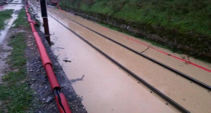 maltempo stop treni pistoiese auto in fossatosalva donna