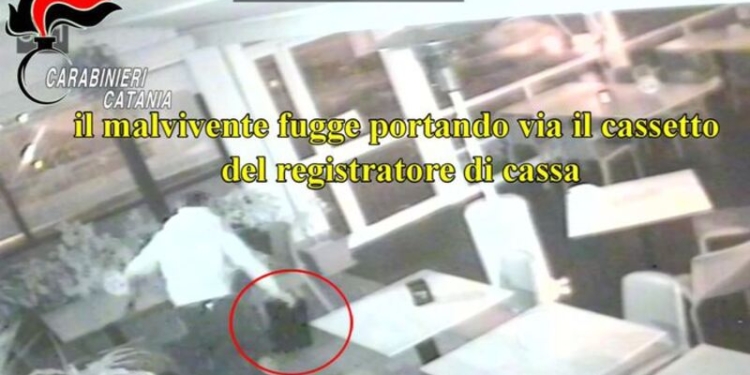 ladro seriale casse negozi arrestato