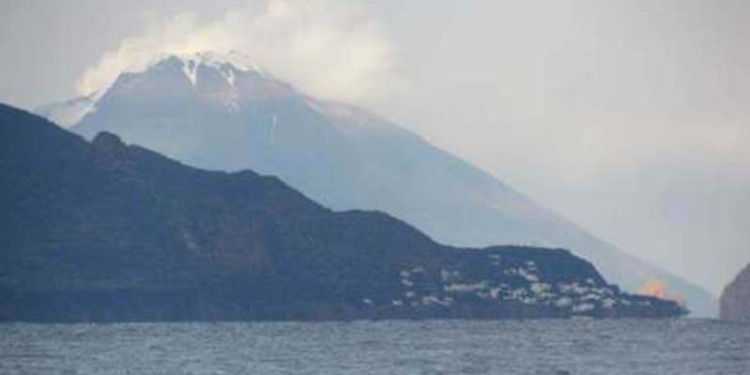 maltempo nevica sullo stromboli in eruzione