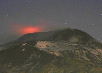 ) Bagliori alla Bocca Nuova alle ore 06:20 locali del 9 gennaio, visti da sud.