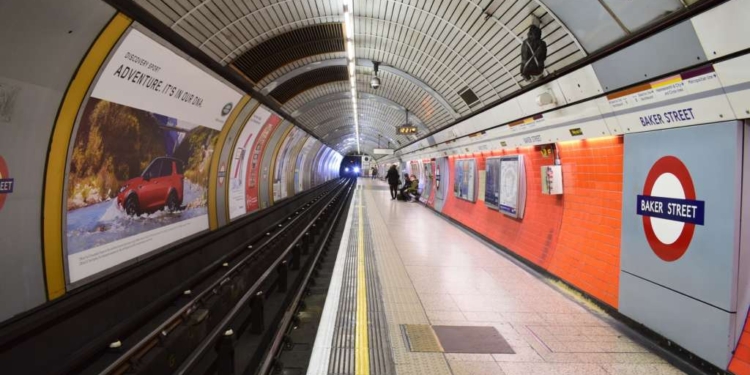 metropolitana londra studente suicida