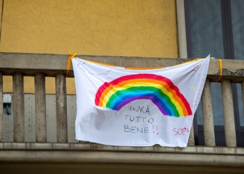 Milano - Lenzuola appese ai balconi per reagire con speranza e ottimismo alla crisi legata all’epidemia di Coronavirus che sta attraversando il paese (Massimo Alberico/Fotogramma, Milano - 2020-03-13) p.s. la foto e' utilizzabile nel rispetto del contesto in cui e' stata scattata, e senza intento diffamatorio del decoro delle persone rappresentate