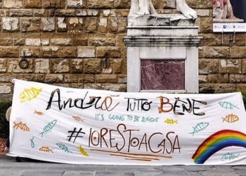 Lo striscione di "Andrà tutto bene" sotto il David pubblicato dal sindaco di Firenze Dario Nardella.