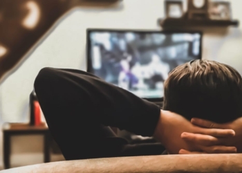 ragazzo guarda la tv