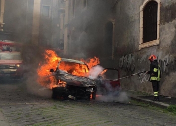 auto in fiamme