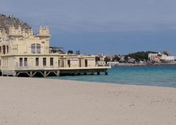 Spiaggia di Mondello, borgata marinara di Palermo, deserta a causa del Coronavirus, Palermo 21 marzo 2020.
ANSA/RUGGERO FARKAS