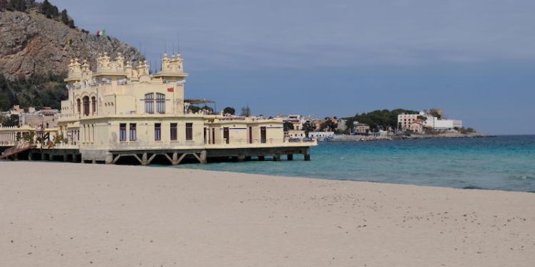 coronavirus spiaggia di mondello deserta