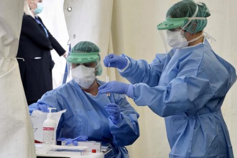 Due infermieri eseguono il tampone per il coronavirus