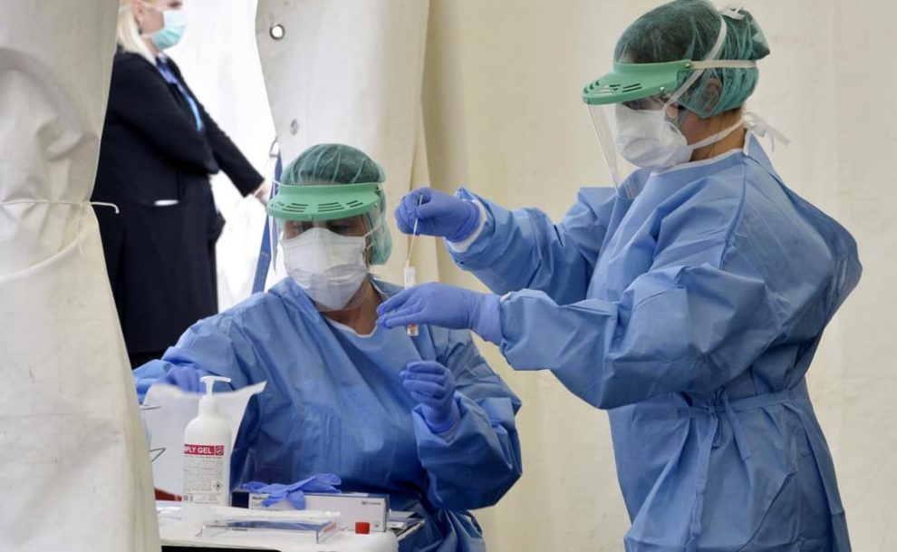 Due infermieri eseguono il tampone per il coronavirus
