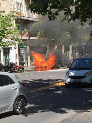Auto in fiamme in viale Vittorio Veneto
