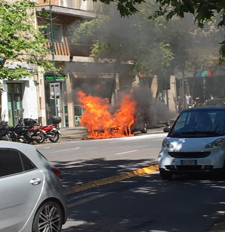 Auto in fiamme in viale Vittorio Veneto
