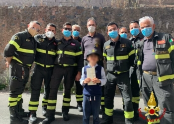 I Vigili del Fuoco del Comando Provinciale di Catania assieme a un loro piccolo ammiratore