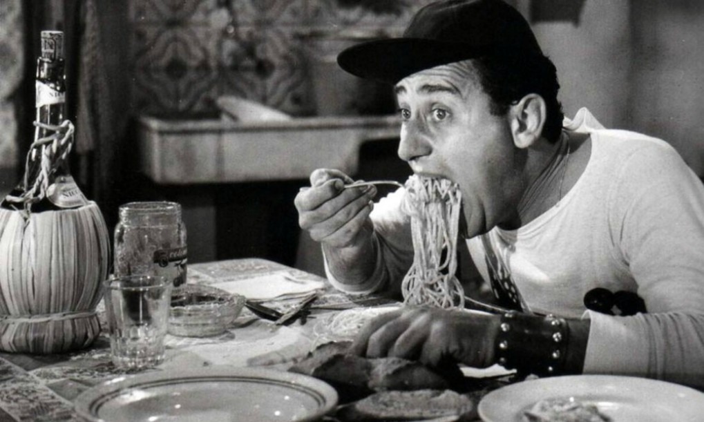 Totò e gli spaghetti in "Miseria e nobiltà"