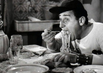 Totò e gli spaghetti in "Miseria e nobiltà"