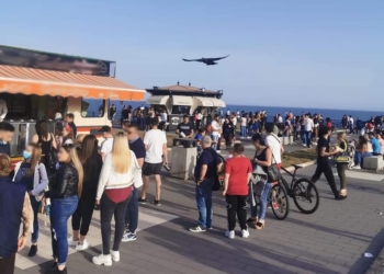 Piazza Nettuno Catania assembramento