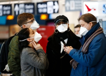 Passeggeri all'aeroporto con mascherina