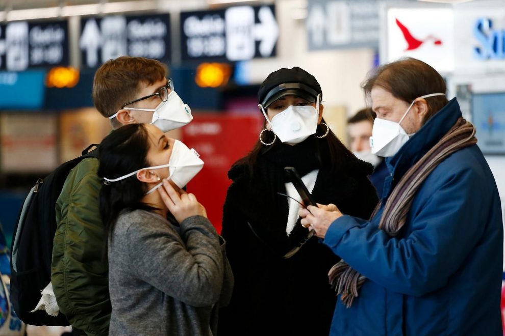 Passeggeri all'aeroporto con mascherina