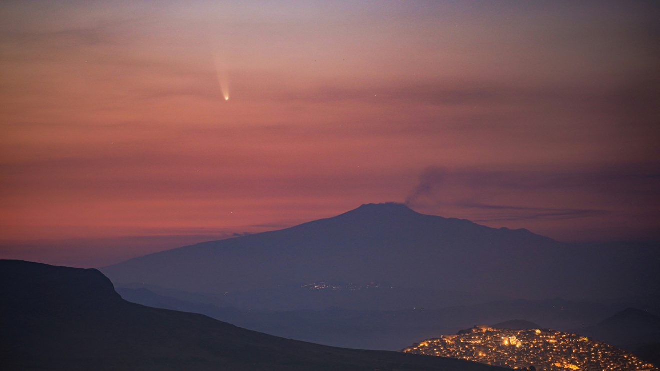 Etna e cometa neowise