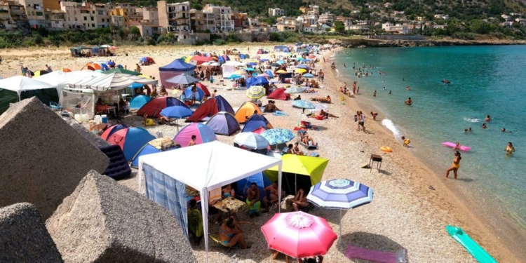 sicilia barcarello palermo tendopoli spiaggia giornalista