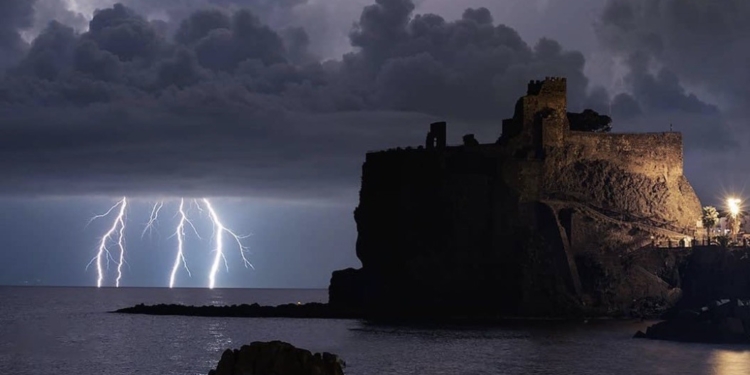 tempesta fulmini acicastello catania